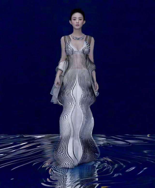 赵丽颖穿3d透明礼服超迷人为老公打call用玫瑰花撒狗粮