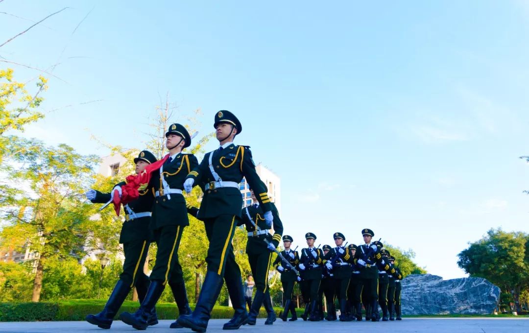 精神抖擞,令我们赞叹不已国旗护卫队给我们留下了深刻的印象在国庆节