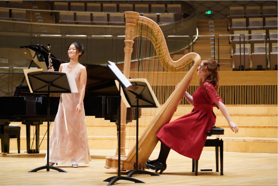 仙女组合放一朵小花在心上在音乐阶梯邂逅单簧管与竖琴