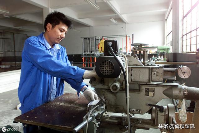 塑料厂月薪8000的技工和办公室月薪3000的文员,你会选哪个?