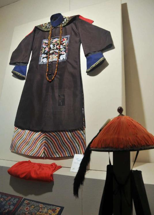 单论官帽,按季节就分为暖帽和凉帽,按功能分为朝冠,吉服冠,常服冠,行