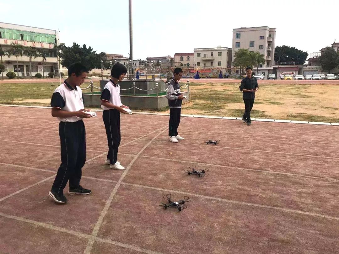 云峰中学无人机展示△悬浮飞机演示△科普知识宣传△家庭蔬菜科技
