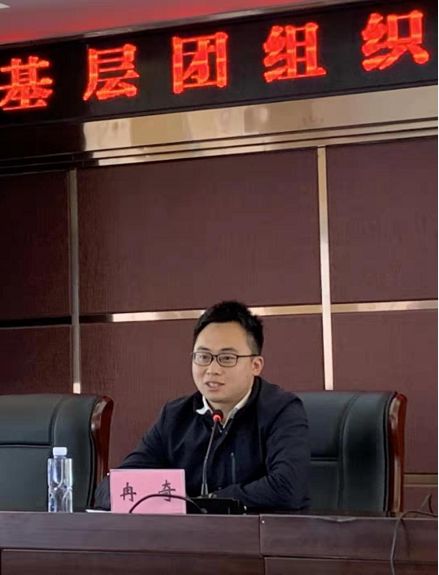 座谈会上,团区委书记冉奇结合座谈会上与会人员提出的问题,就作好基层