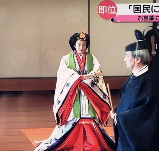 日本新天皇即位宝座上有9只中国神鸟