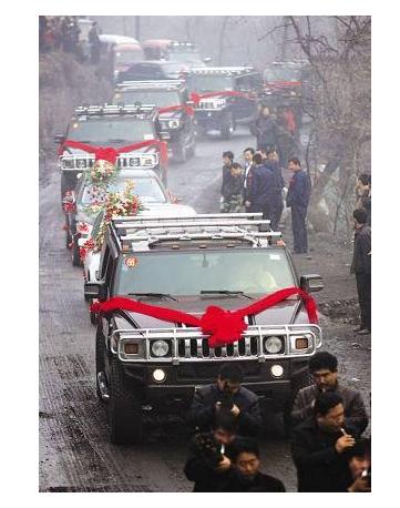 懵懂的年纪,12辆悍马的护送下,嫁给了古交"首富"耿建平的大儿子耿威龙