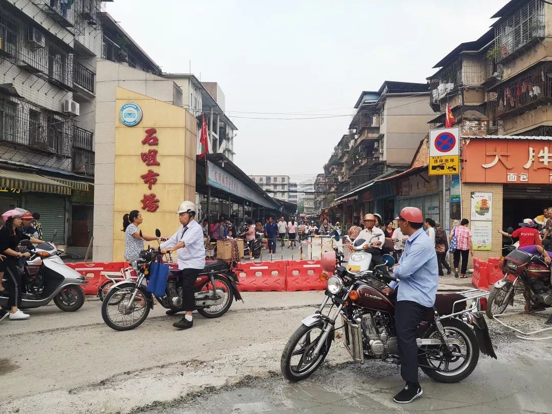 与中心市场类似位于城西的石咀市场猪肉价格也不低猪肝同样卖到20元