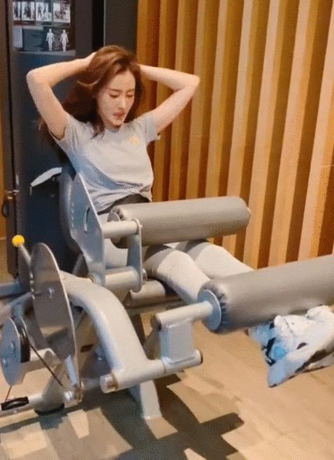 张天爱倒立衣服不慎掉落小蛮腰一览无余但训练过程却很痛苦