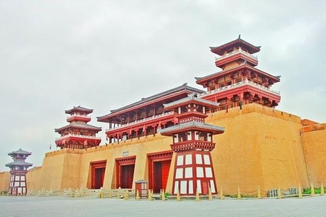 修建的,是一个集汉代建筑精华与古典园林景观为一体的大型复古建筑群