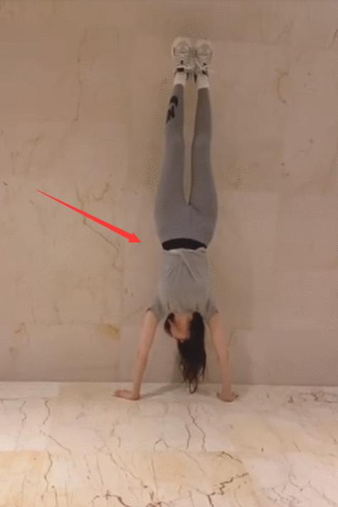 张天爱倒立衣服不慎掉落小蛮腰一览无余但训练过程却很痛苦