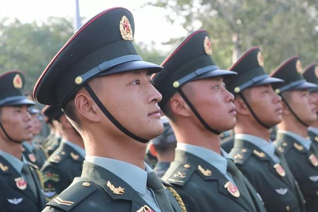 看70周年国庆大阅兵陆军方队有位云阳帅小伙