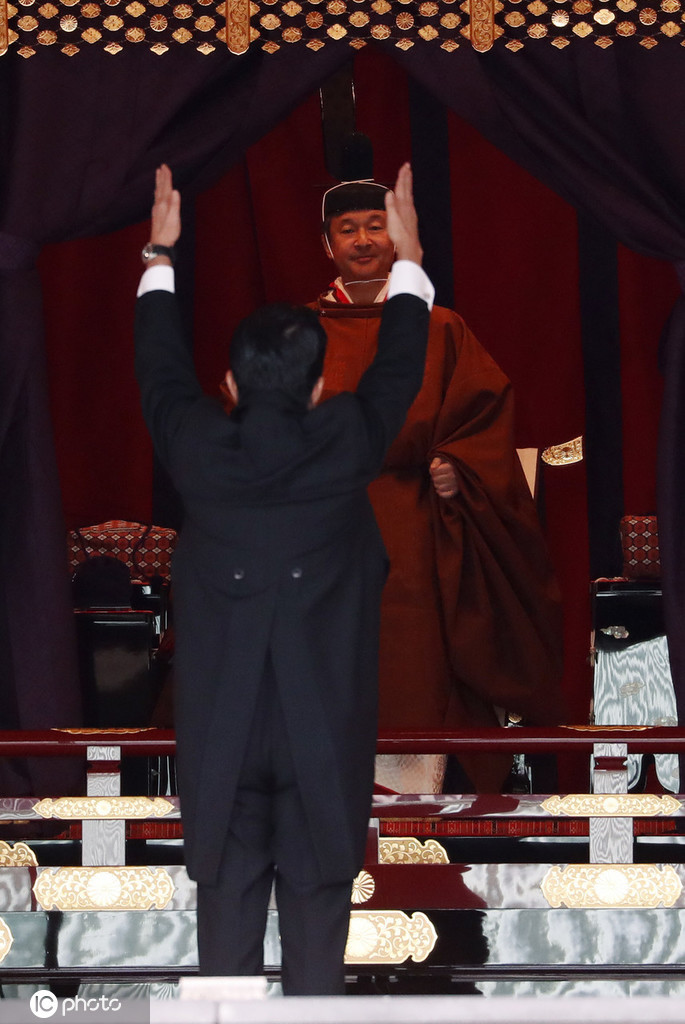原创日本德仁天皇即位首相安倍晋三带头三呼万岁即位典礼晚宴菜品曝光
