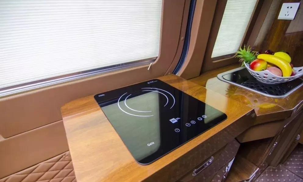 除了卫生间这款斯宾特商务房车旅行装备也十分齐全,电磁炉,车载微波炉