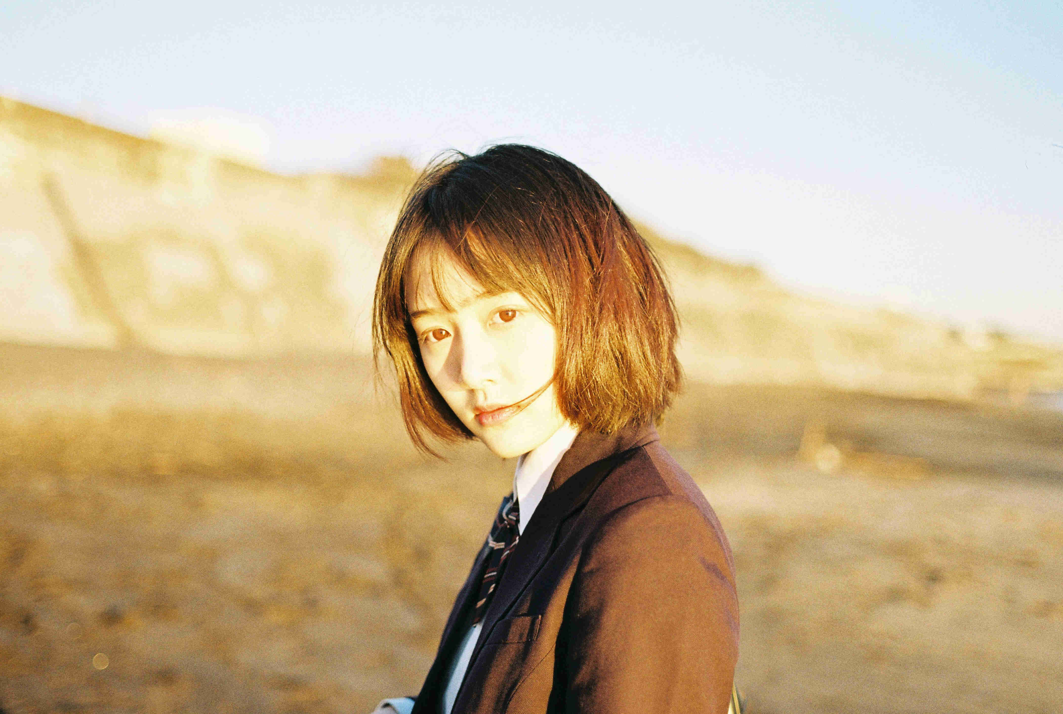 凌美仕曝海边写真大片笑容治愈甜度满分