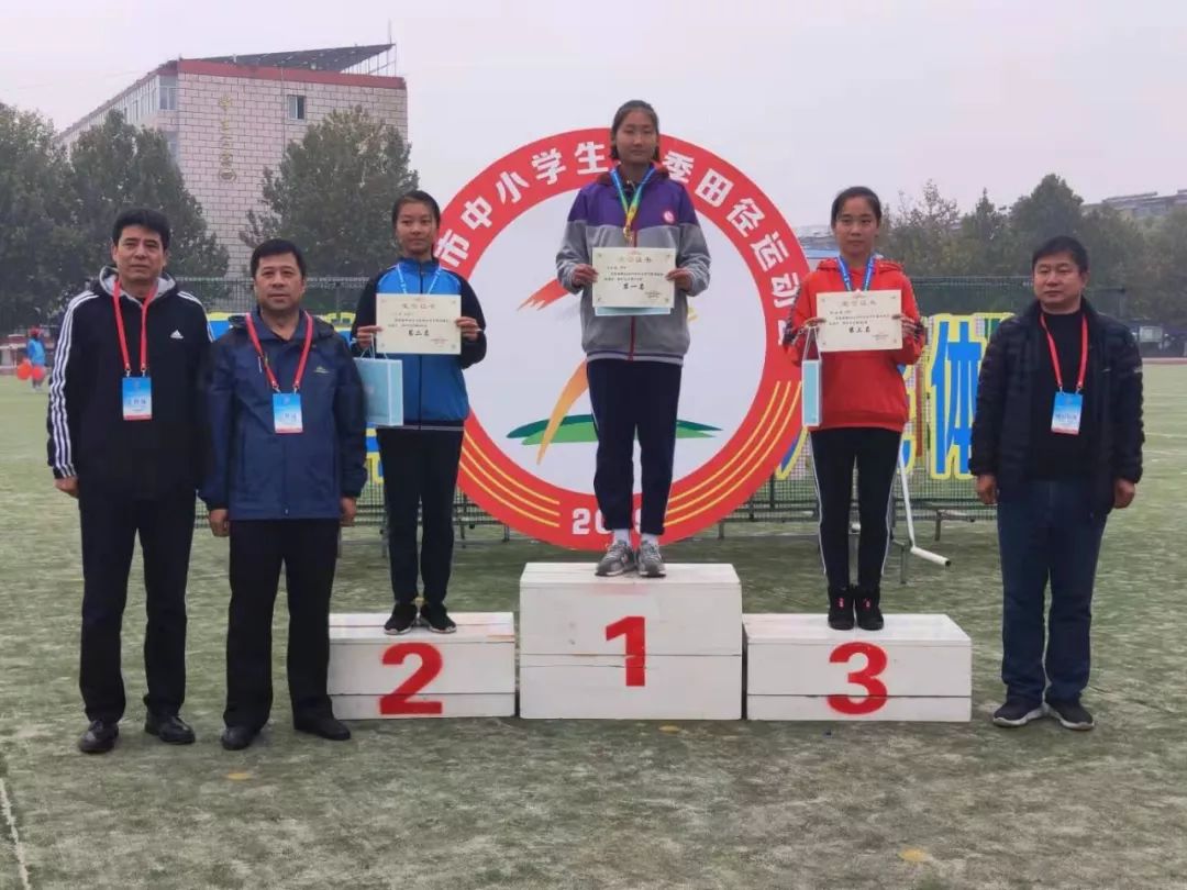 喜报涿州实验中学运动健儿在涿州市秋季田径运动会中获得初中组第一名