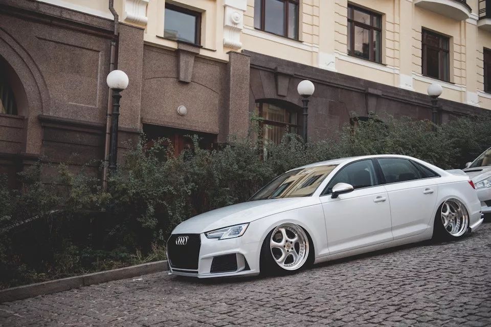 准备5套轮毂改装出来的银白色气动奥迪a4果然具有大佬的尊贵气质