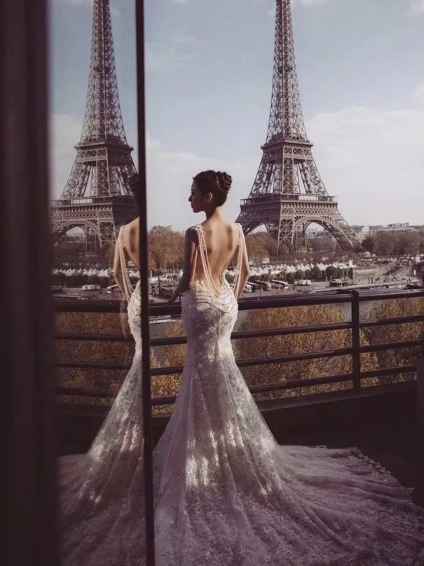 一个简单的背影也展现着挡不住的好身材和体态美,雕塑纤美玉臂,天鹅颈