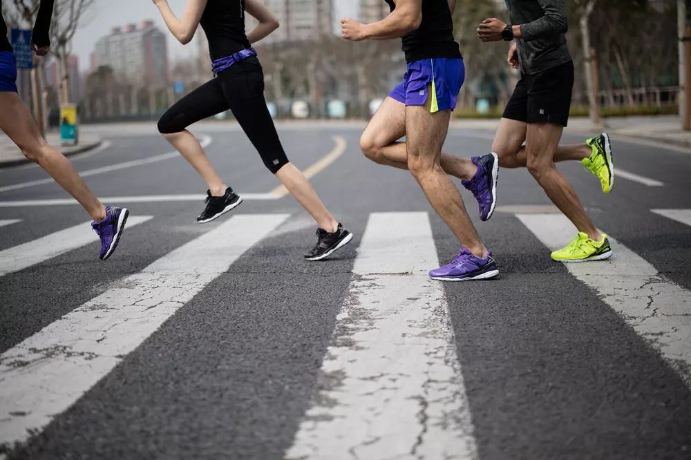 間歇跑在兩組速度跑之間安排一定的休息時間.