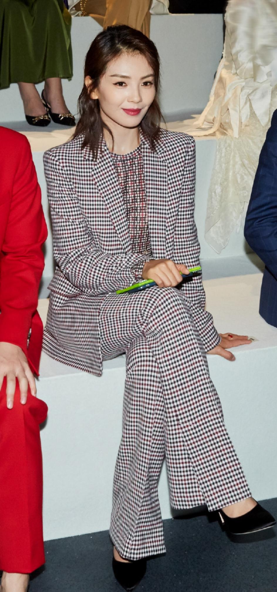 原创刘涛解锁设计师新身份乔欣惊喜现身助阵穿姐妹装美得不相上下