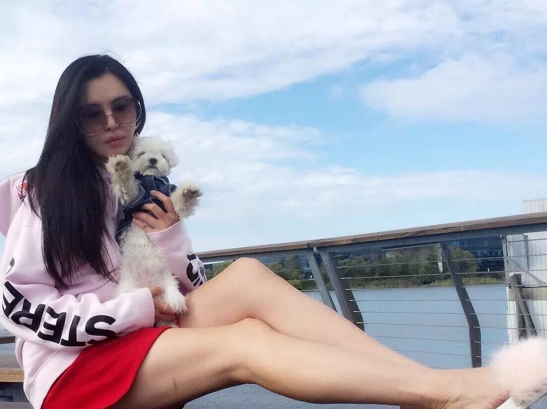 曾被誉亚洲第一美腿王祖贤读书时期球场留影出土超长腿令人惊艳