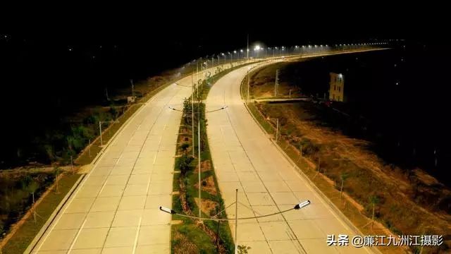 廉江东环大道部分路段已经亮灯,通车进入倒计时.