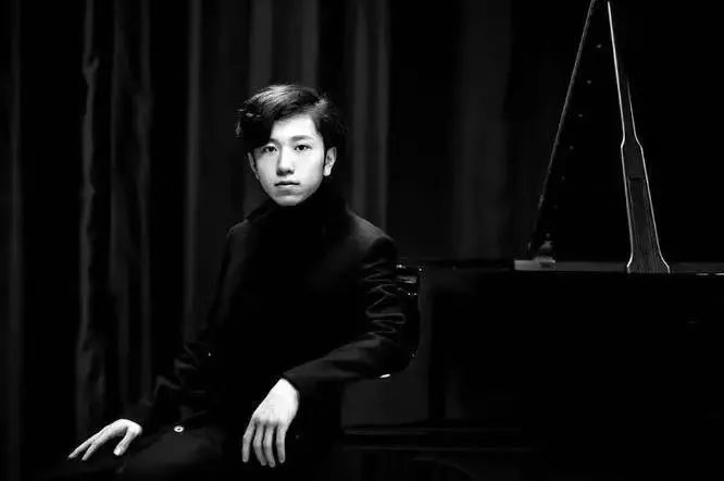 师从中国钢琴教育泰斗凌远教授,2015年起于德国汉诺威音乐学院钢琴系