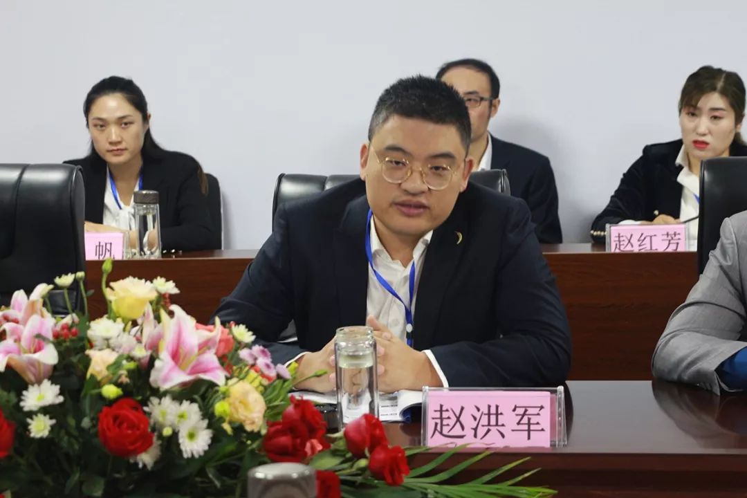 座谈会上,赵洪军就士博教育近年来的重点业务发展情况进行了简单说明.