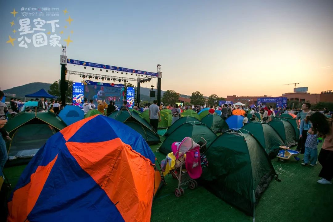 快乐的时光总是过得那么快夜幕降临,大家都期待着即将到来的星空音乐