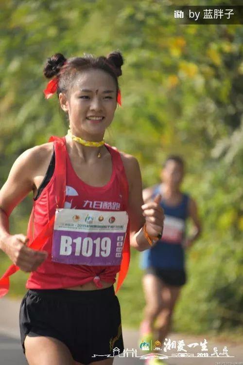 所以唐红芳每次跑步前,要么束马尾,要么编脏辫,总