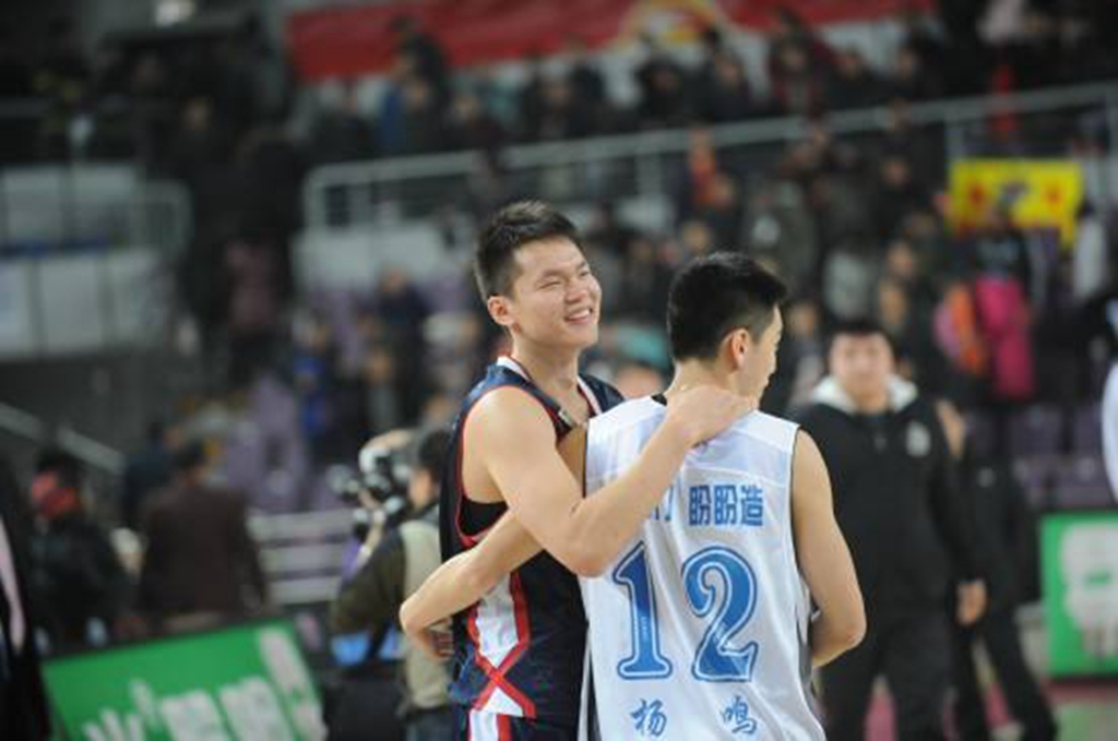 原创cba队长走上朱芳雨式道路12天后球衣退役与妻子仍似新婚