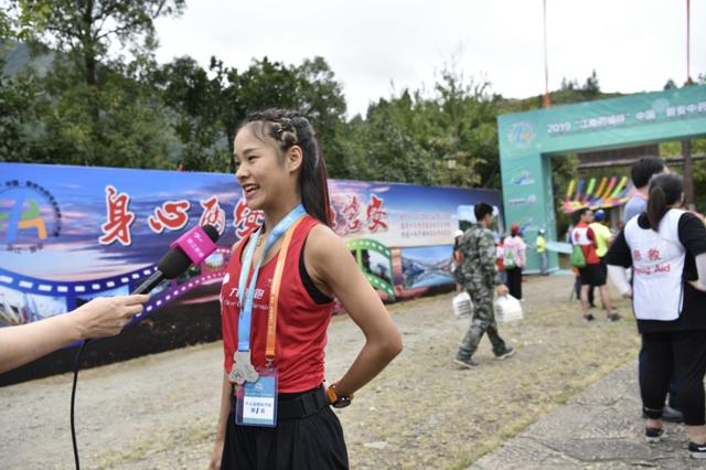 谈到为什么喜欢装扮成哪吒,唐红芳害羞地说,"其实就