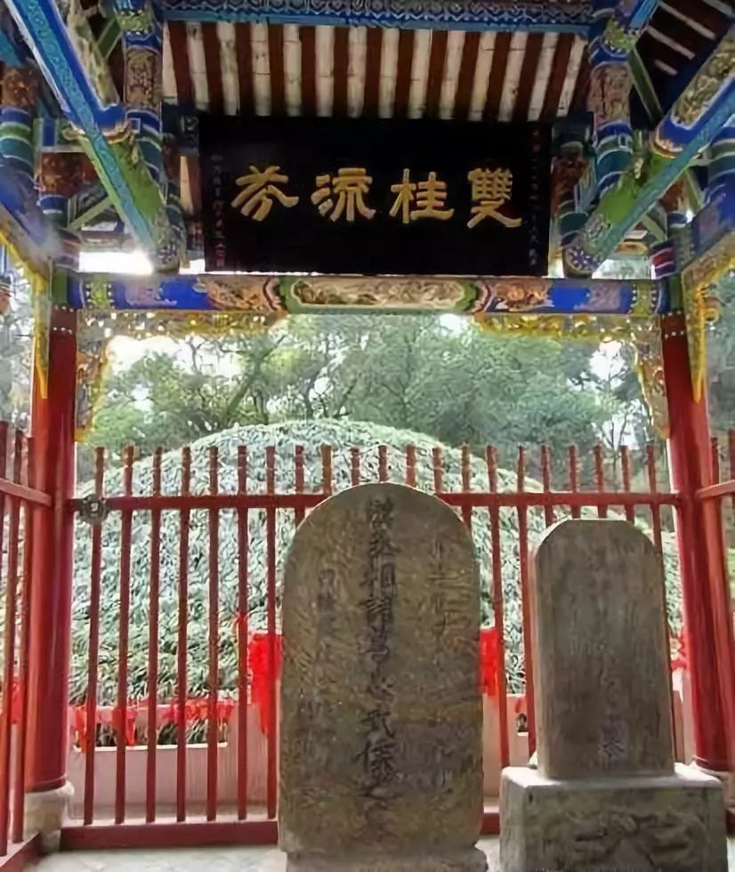 前院由正殿和两侧偏殿组成,正殿内有马超和马岱,庞德的塑像,两侧偏殿