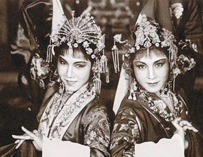 其实就跟韩再芬黄梅戏唱得再好也不是黄梅戏五朵金花一个道理,年纪小