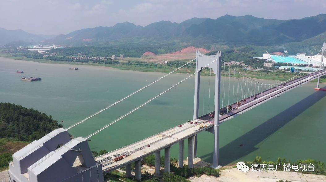 汕湛高速德庆西江特大桥桥面沥青铺装工程将于11月初完成