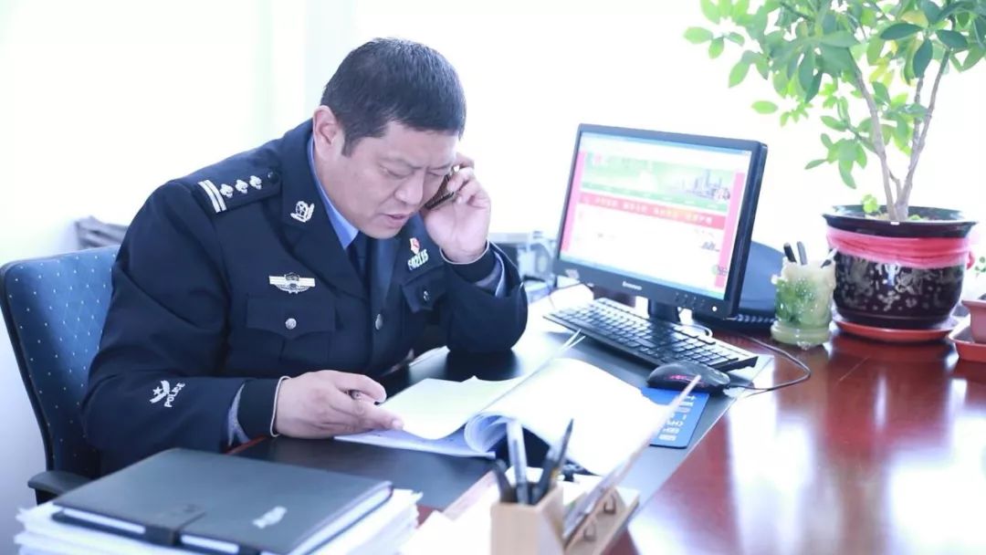 东港市公安局孤山派出所所长谷向阳凭借坚定的信念,突出的业绩和为民