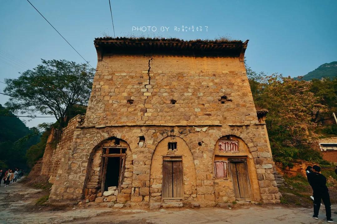 原创山西深山中的千年石头村村民在旧屋旁建现代新房保护迫在眉睫