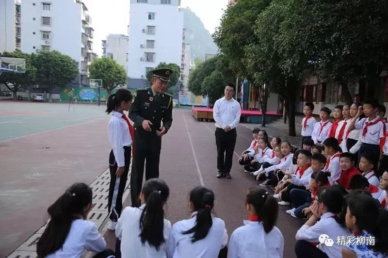 从小学先锋长大做先锋参加国庆阅兵仪式的邕一学子曾鹤鸣回校分享故事