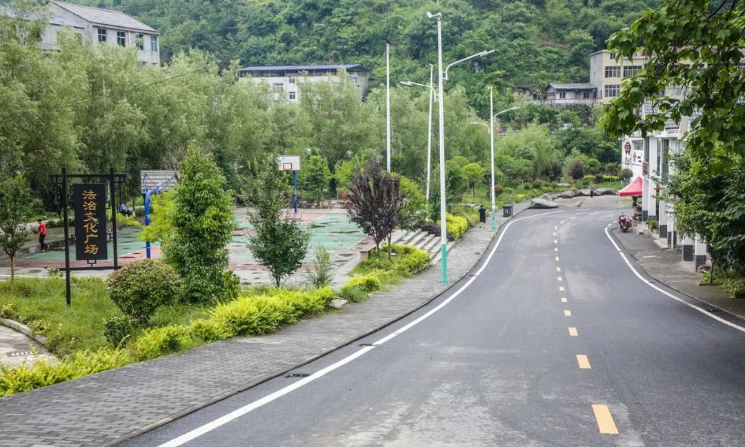 靓道路美村庄兴产业