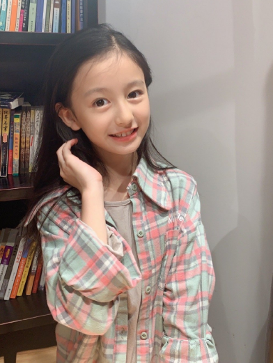 还记得那位9岁童模女孩吗近期素颜照公开瞬间惹人怜