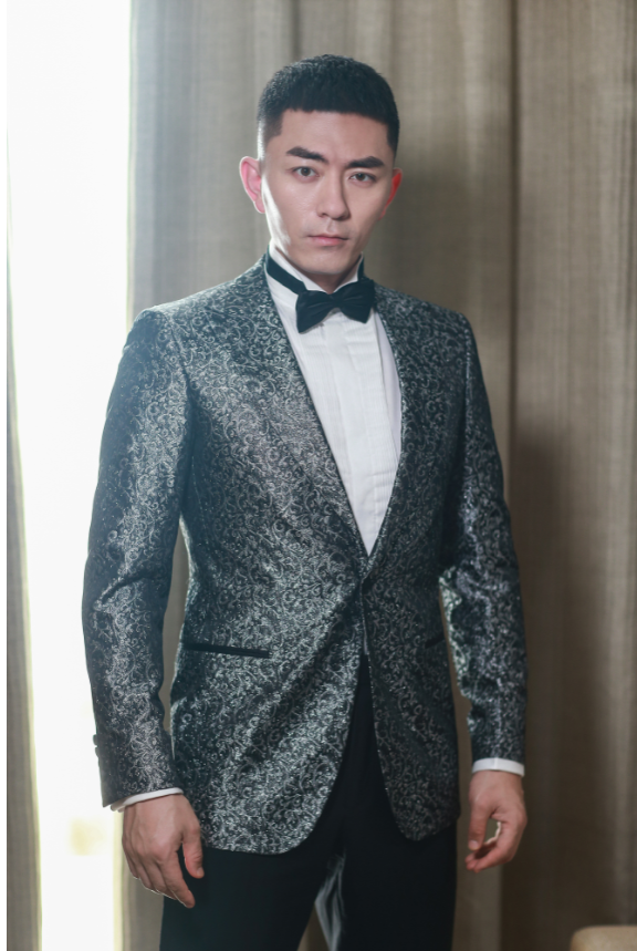 张宁江亮相丝绸之路国际电影节复古西装优雅成熟