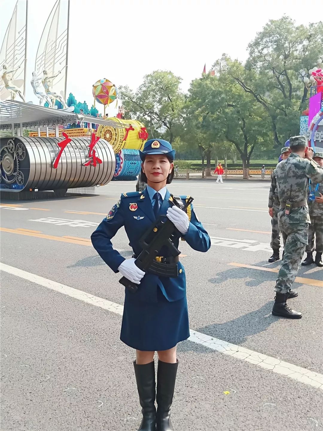 女兵方队排头美女图片