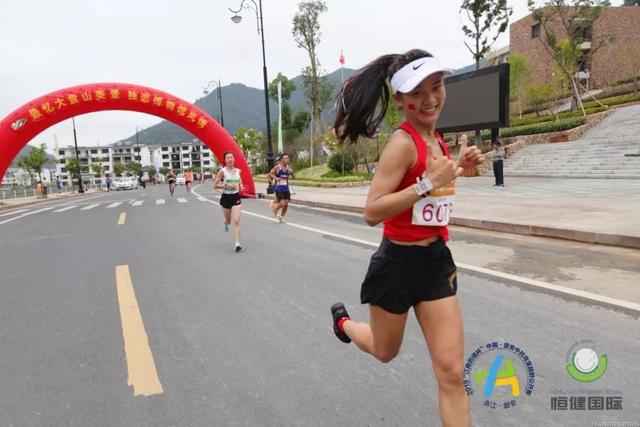 跟同学约了学校附近的马拉松,就是去玩的.