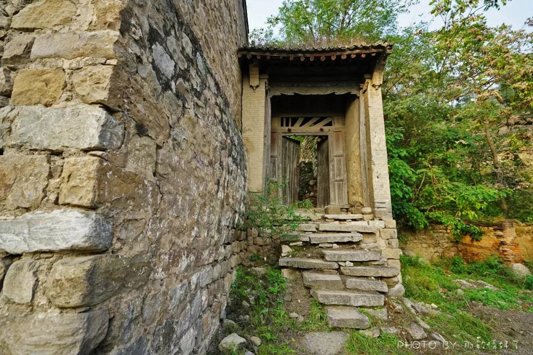 原创山西深山中的千年石头村村民在旧屋旁建现代新房保护迫在眉睫