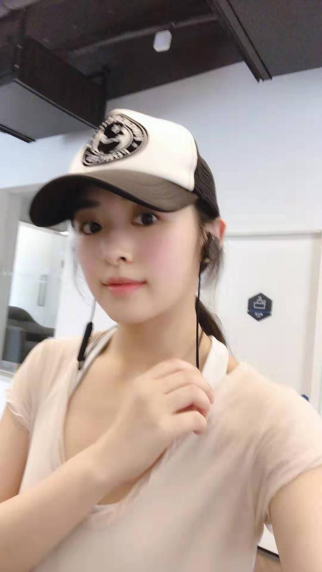 30岁超女张含韵晒自拍皮肤白皙五官精致少女感十足