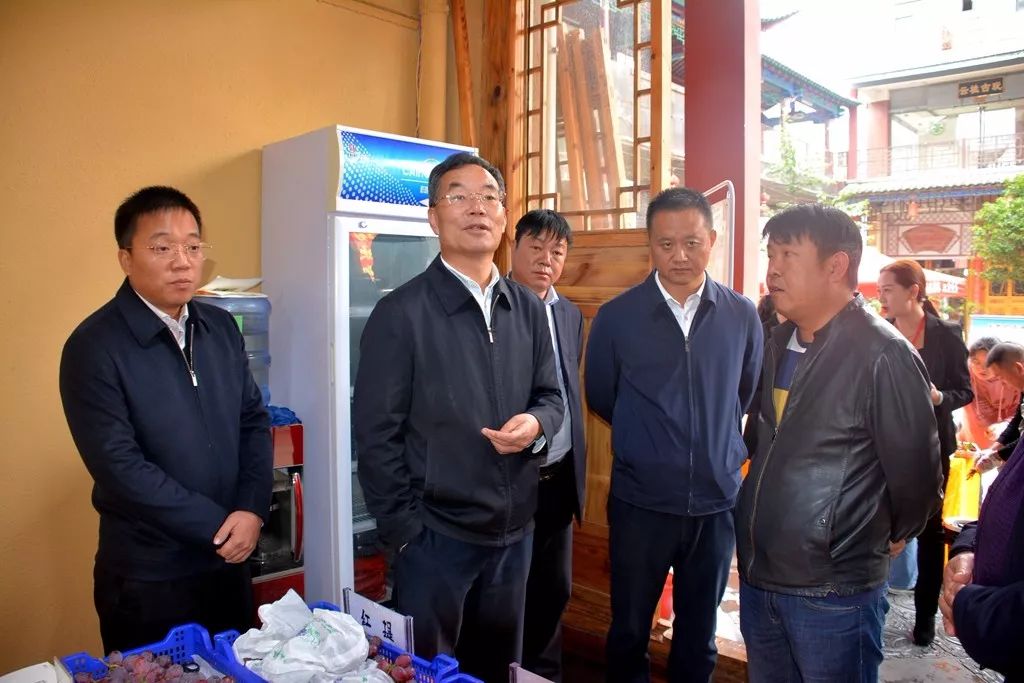 朱党柱周云锋到中国宣威2019火腿美食文化旅游节火腿文化城本土特色