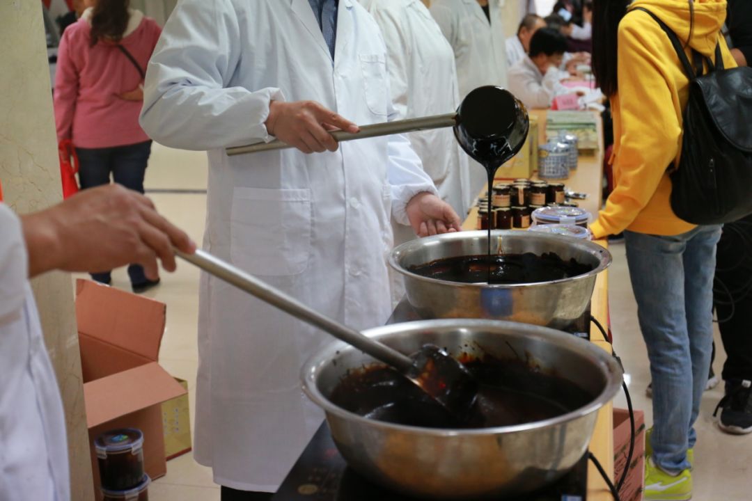 现场活动丰富多彩:众多专家义诊,养生康复指导,免费品尝膏方,参观膏方