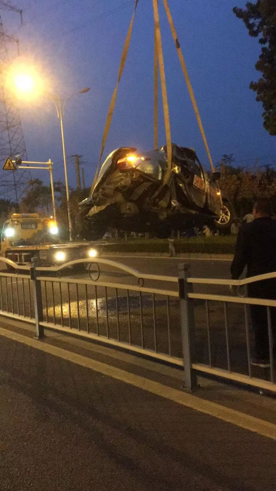 又是搅拌车瞬间车毁人亡南通发生一起惨烈车祸现场视频触目惊心