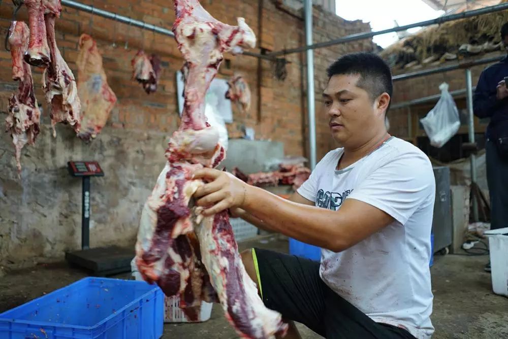 回民的牛肉必须由"阿訇"执刀宰杀(其他民族没有太多的禁忌),而回族