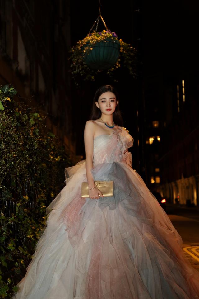徐璐抹胸薄纱礼服裙仙气十足优雅浪漫