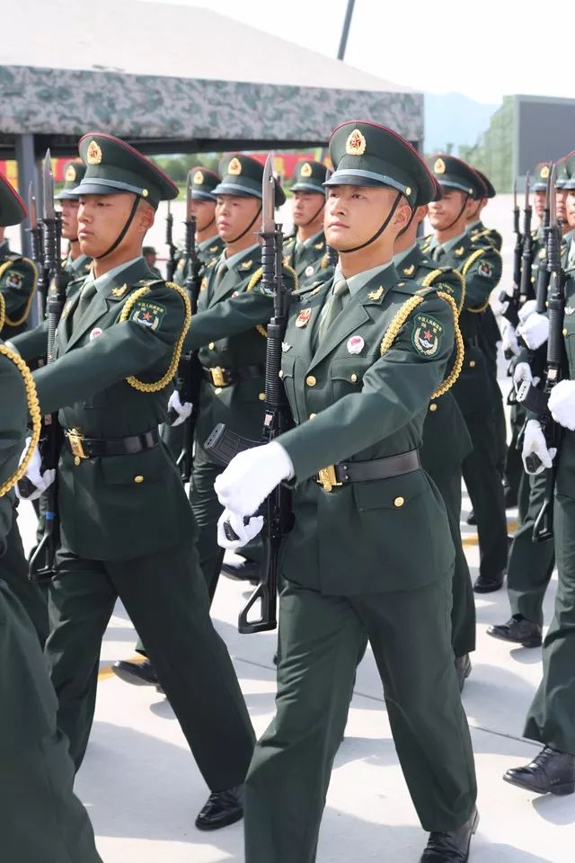 看70周年国庆大阅兵陆军方队有位云阳帅小伙