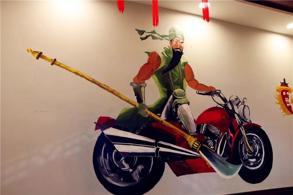 这家店,还有三国元素,将古代与现代相结合,于是,骑摩托的关羽出现了.